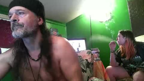 Snapshot of hippiedad333 chatting on April 16, 2026, 9:39 pm hippiedad333 online show from April 16, 2026, 9:39 pm