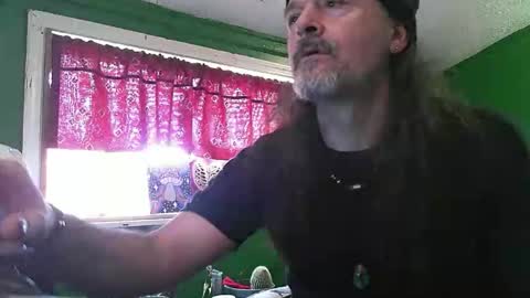 Snapshot of hippiedad333 chatting on April 19, 2026, 9:50 pm hippiedad333 online show from April 19, 2026, 9:50 pm