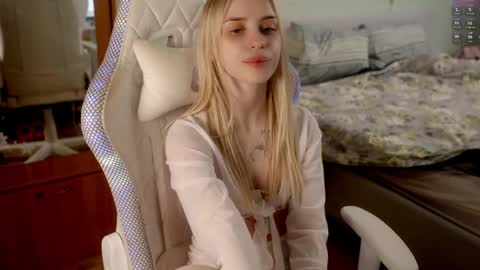 Holly online show from April 8, 2026, 9:26 pm