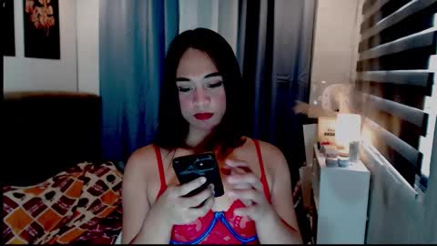 hoelymarie online show from May 4, 2026, 4:41 am