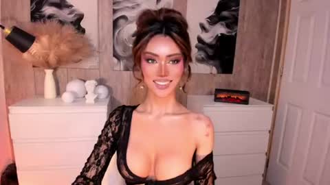 Snapshot of holee_laura chatting on July 4, 2026, 3:51 pm Ms. Laura online show from July 4, 2026, 3:51 pm