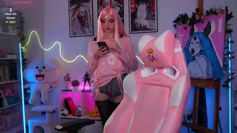 Holli online show from September 12, 2025, 5:57 pm