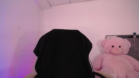 holly_16 online show from November 9, 2025, 8:51 pm