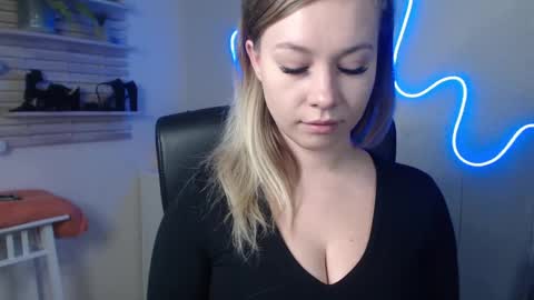 Holly online show from December 19, 2024, 3:51 am