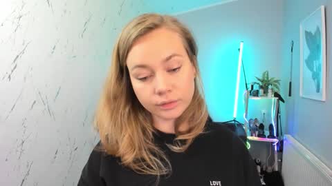 Holly online show from October 6, 2025, 5:32 pm