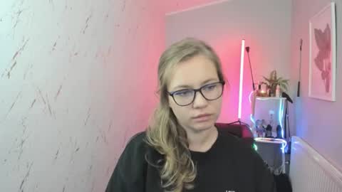 Holly online show from October 7, 2025, 7:00 pm