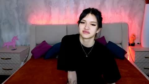 Snapshot of holly_beck chatting on June 8, 2026, 2:01 am Holly online show from June 8, 2026, 2:01 am