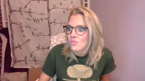 Snapshot of holly_bourbon chatting on October 5, 2025, 1:37 am holly_bourbon online show from October 5, 2025, 1:37 am