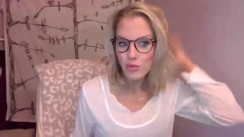 Snapshot of holly_bourbon chatting on October 10, 2025, 11:48 pm holly_bourbon online show from October 10, 2025, 11:48 pm