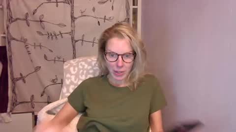 Snapshot of holly_bourbon chatting on October 16, 2025, 2:34 am holly_bourbon online show from October 16, 2025, 2:34 am