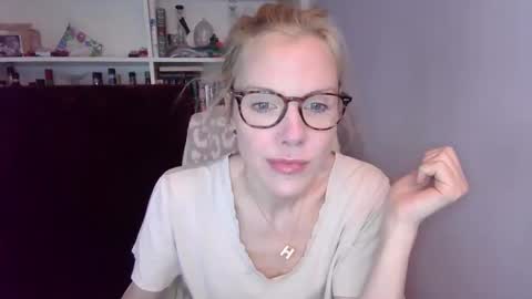 holly_bourbon online show from March 6, 2026, 7:54 pm