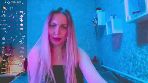Snapshot of holly_molly8 chatting on January 2, 2025, 2:00 am holly_molly8 online show from January 2, 2025, 2:00 am