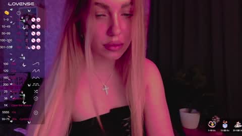 Snapshot of holly_molly8 chatting on January 28, 2025, 7:00 pm holly_molly8 online show from January 28, 2025, 7:00 pm