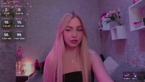 Snapshot of holly_molly8 chatting on September 17, 2025, 7:15 pm holly_molly8 online show from September 17, 2025, 7:15 pm