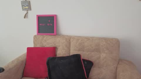 Holly online show from November 7, 2025, 5:46 pm