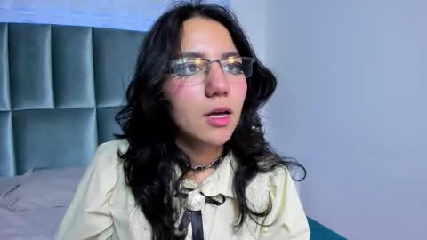 hollypeach_ online show from November 19, 2025, 7:58 pm