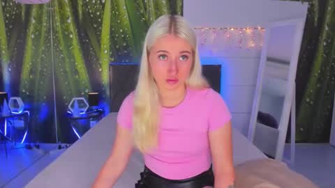 HollyTaillor online show from September 20, 2025, 4:57 am