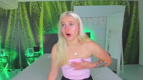 HollyTaillor online show from October 1, 2025, 5:35 am