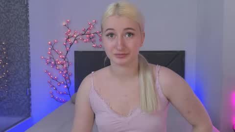 HollyTaillor online show from April 14, 2026, 12:11 pm