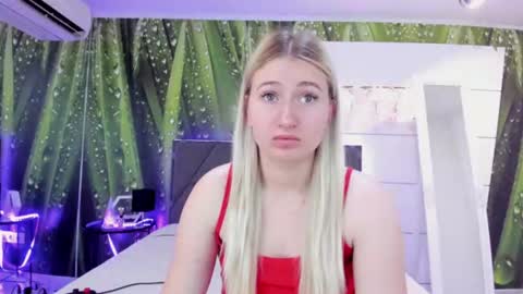 Snapshot of hollytaillor chatting on July 7, 2026, 5:32 am HollyTaillor online show from July 7, 2026, 5:32 am