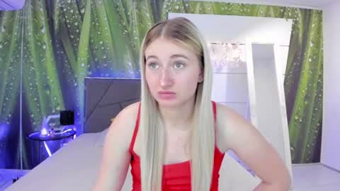 Snapshot of hollytaillor chatting on July 19, 2026, 5:33 am HollyTaillor online show from July 19, 2026, 5:33 am