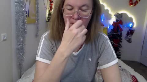 Snapshot of holymilfa chatting on December 8, 2024, 10:19 am holymilfa online show from December 8, 2024, 10:19 am