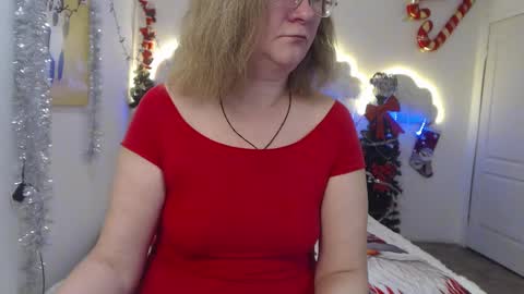 Snapshot of holymilfa chatting on December 11, 2024, 7:42 am holymilfa online show from December 11, 2024, 7:42 am