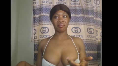 Snapshot of honey_dollxx chatting on October 24, 2025, 8:22 am Flora online show from October 24, 2025, 8:22 am