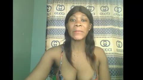 Snapshot of honey_dollxx chatting on November 5, 2025, 8:47 am Flora online show from November 5, 2025, 8:47 am