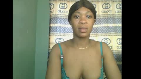 Snapshot of honey_dollxx chatting on November 6, 2025, 8:37 am Flora online show from November 6, 2025, 8:37 am