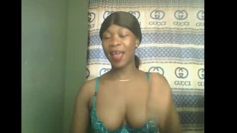 Snapshot of honey_dollxx chatting on November 13, 2025, 8:35 am Flora online show from November 13, 2025, 8:35 am