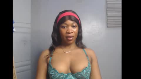Snapshot of honey_dollxx chatting on January 10, 2026, 9:00 am Flora online show from January 10, 2026, 9:00 am