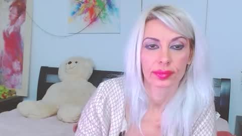 Snapshot of honey_lara chatting on January 6, 2026, 1:20 am honey_lara online show from January 6, 2026, 1:20 am
