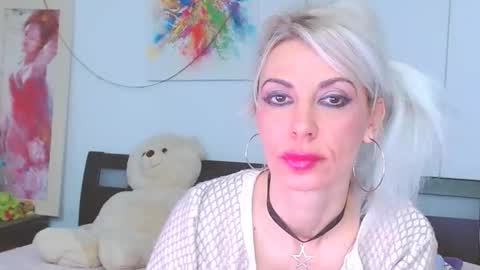 Snapshot of honey_lara chatting on January 7, 2026, 1:41 am honey_lara online show from January 7, 2026, 1:41 am