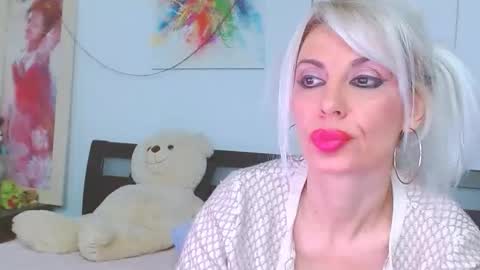 Snapshot of honey_lara chatting on January 9, 2026, 9:49 pm honey_lara online show from January 9, 2026, 9:49 pm