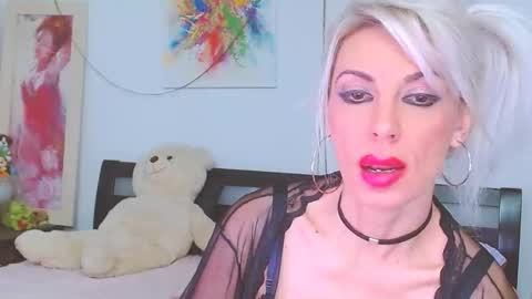 Snapshot of honey_lara chatting on January 11, 2026, 11:43 pm honey_lara online show from January 11, 2026, 11:43 pm
