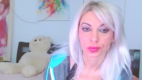 Snapshot of honey_lara chatting on January 13, 2026, 11:10 pm honey_lara online show from January 13, 2026, 11:10 pm