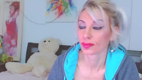 Snapshot of honey_lara chatting on January 15, 2026, 2:05 am honey_lara online show from January 15, 2026, 2:05 am