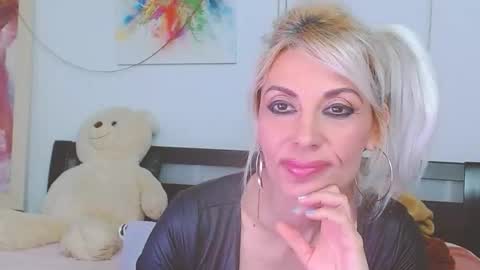 honey_lara online show from April 18, 2026, 11:16 pm