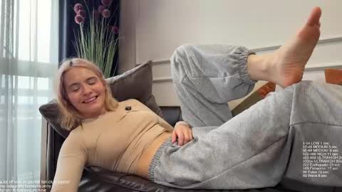 Snapshot of honey_sunshine chatting on April 17, 2026, 9:01 am Jenyanew vid how I squirt in forest in bio online show from April 17, 2026, 9:01 am