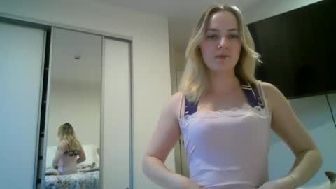 honeyblakex online show from June 15, 2026, 4:04 am