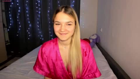 Snapshot of honeybunnyyy_ chatting on March 27, 2026, 8:30 pm HoneyBunny online show from March 27, 2026, 8:30 pm