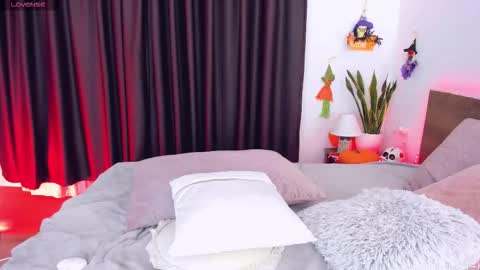 HoneyCarrol online show from October 27, 2025, 4:11 pm