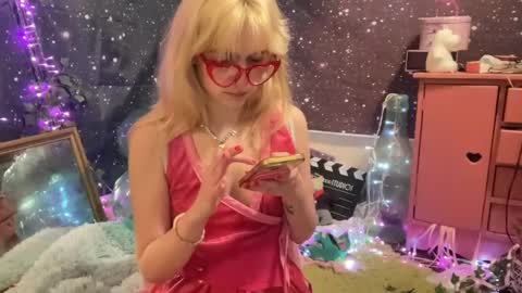 Emi Rose online show from February 6, 2025, 6:40 am