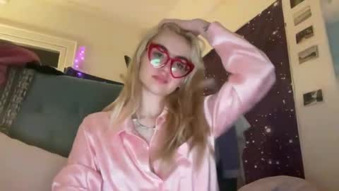 Emi Rose online show from February 8, 2025, 6:54 am