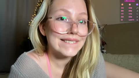 Snapshot of horney_audrey chatting on December 18, 2024, 3:37 am Audrey online show from December 18, 2024, 3:37 am