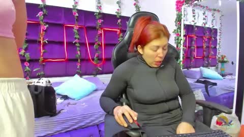 Snapshot of hornyy_mom chatting on September 23, 2025, 1:03 pm hornyy mom online show from September 23, 2025, 1:03 pm