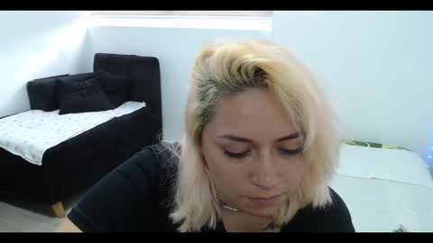 Snapshot of hot_mommymia chatting on January 20, 2025, 10:04 pm Mia online show from January 20, 2025, 10:04 pm