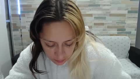 Snapshot of hot_mommymia chatting on October 3, 2025, 2:52 am Mia online show from October 3, 2025, 2:52 am