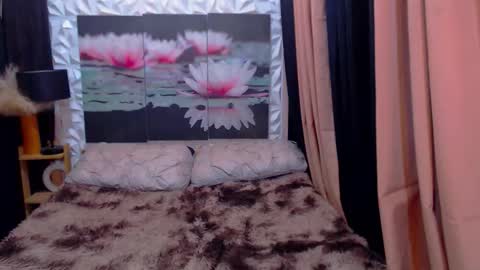 Julli Anna online show from December 19, 2025, 5:42 pm